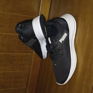 Black & White Puma tennis shoes